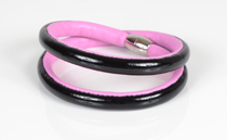 Armbånd i sort lak læder og pink lammeskind. 2 omgange med magnetlås i stål. Tykkelse 7,5 mm.
